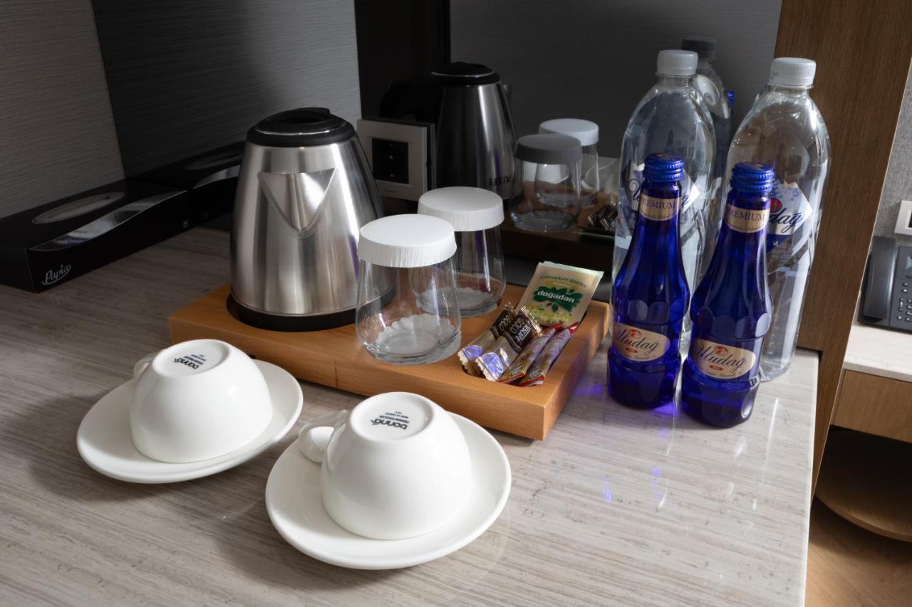 Bentley Hotel Old City-Special Class Istambul Exterior foto Bottled water in a hotel room