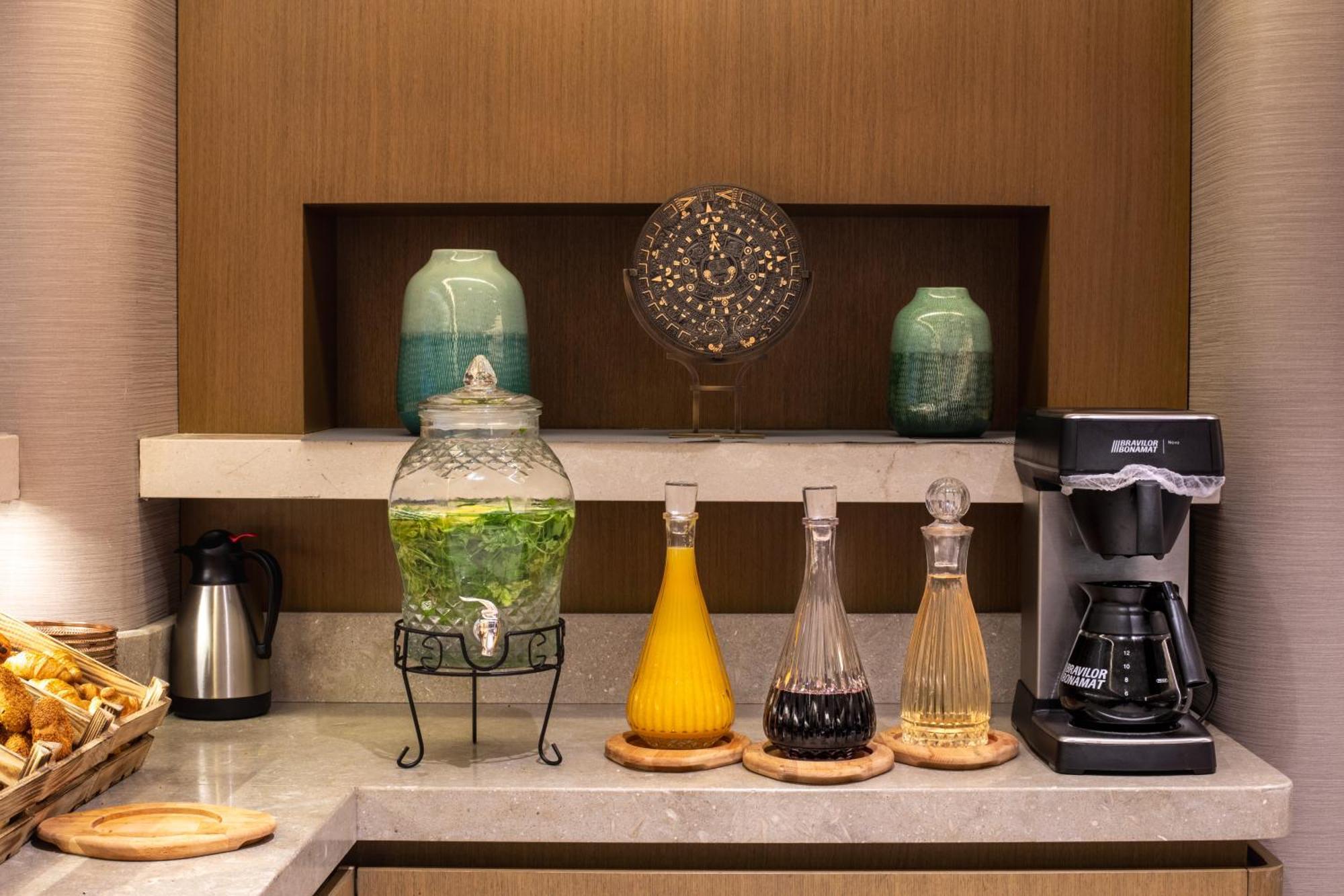 Bentley Hotel Old City-Special Class Istambul Exterior foto A selection of teas and coffee on board a Boeing 787