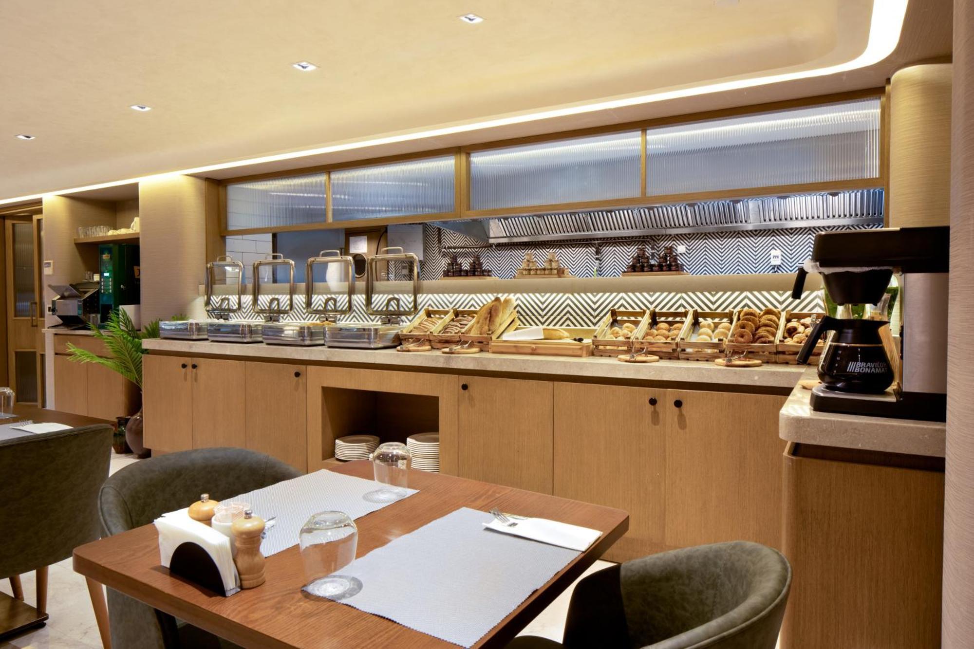 Bentley Hotel Old City-Special Class Istambul Exterior foto The lounge at the airport