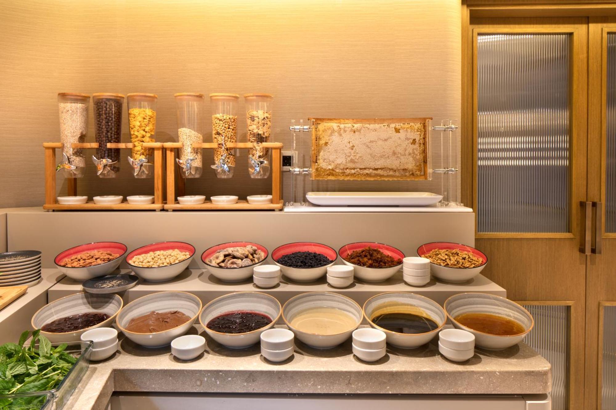 Bentley Hotel Old City-Special Class Istambul Exterior foto A selection of breakfast cereals